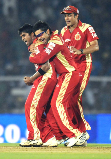 Vinay Kumar celebrates after picking up Sachin Tendulkar