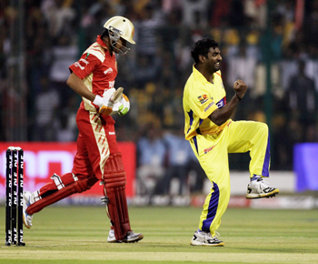 Muttiah Muralitharan celebrates the wicket of Manish Pandey