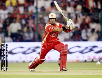 Robin Uthappa of Royal Challengers hits out en route to his 68 not out