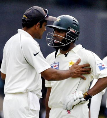 Anil Kumble (left) and Mohammad Yousuf
