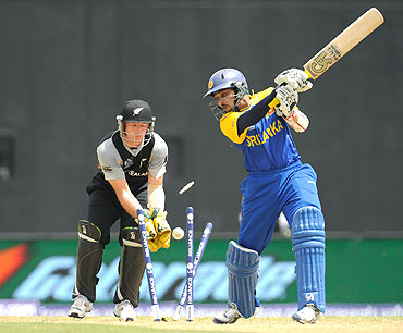 Tillakeratne Dilshan is bowled by Jacob Oram