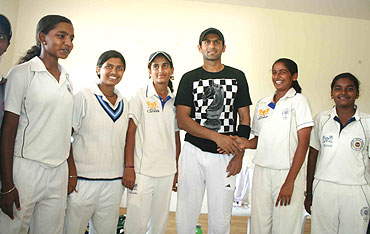 Shoaib Malik greets local Hyderabadi woman cricketers