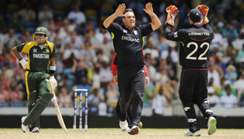 Michael Yardy celebrates with Kieswetter after dismissing Misbah-ul-Haq