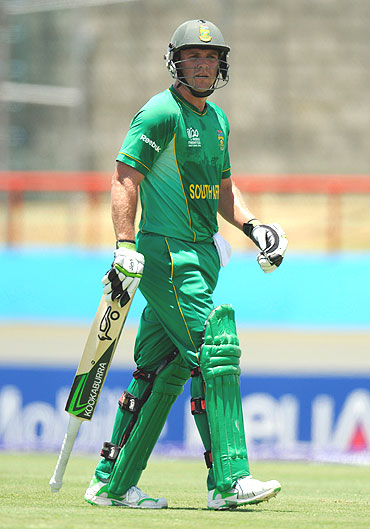 AB de Villiers leaves the field after being dismissed
