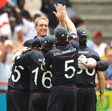 England's Stuart Broad (2nd from left) is congratulated by team-mates after dismissing Mahela Jayawardene