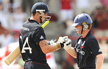 Kevin Pietersen (left) celebrates with Eoin Morgan after defeating Sri Lanka