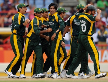 Mohammad Aamer and his team mates celebrate the dismissal of Watson