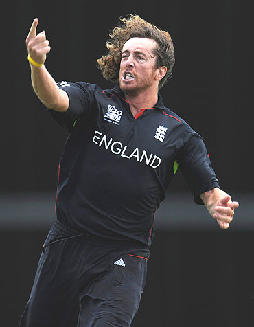 Ryan Sidebottom celebrates after claiming the wicket of Shane Watson