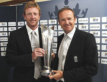 Paul Collingwood (left) and England coach Andy Flower with the World T20 trophy