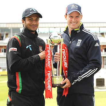 Bangladesh captain Shakib Al Hasan (left) and England captain Andrew Strauss unveil the Npower trophy on Wednesday, the eve of the first Test between Bangladesh and England at Lords