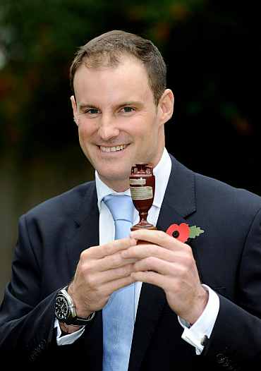 Andrew Strauss with the Ashes urn