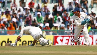 Shane Watson dives for the crease as Mahendra Singh Dhoni makes an unsuccessful run-out attempt