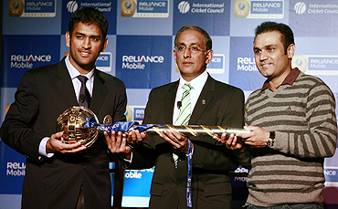 Mahendra Singh Dhoni (left), ICC chief executive Haroon Lorgat and Virender Sehwag with ICC test championship mace