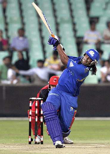 Saurabh Tiwary hits a six over mid-wicket