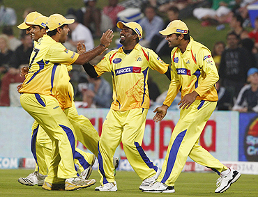 Muralitharan (centre) celebrates with teammates after taking a catch to dismiss Jayawardene