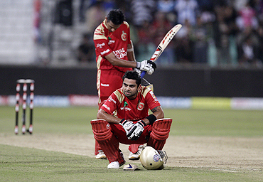 Royal Challengers Bangalore's Virat Kohli (foreground) and Rahul Dravid wear a dejected look after losing to Mumbai Indians