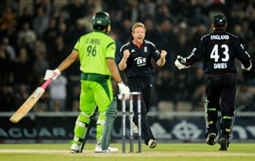 England's Paul Collingwood (C) celebrates with Steve Davies after dismissing Pakistan's Umar Akmal