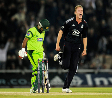 England's Stuart Broad (R) celebrates after dismissing Pakistan's Asad Shafiq
