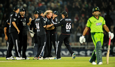 England's Paul Collingwood (4th R) is congratulated after dismissing Pakistan's Umar Akmal