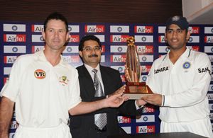 Ponting and Dhoni with the Airtel trophy