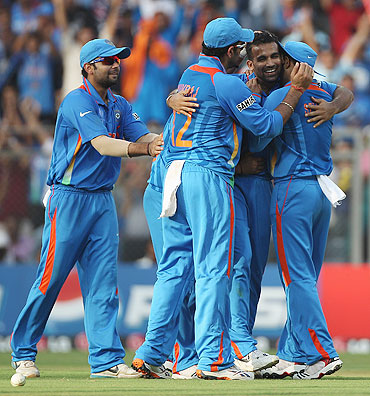 Zaheer Khan (2nd from right) is congratulated by teamamtes after capturing the wicket of Kapugadera