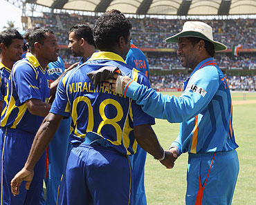 Sachin Tendulkar (right) greets Muttiah Muralitharan before the World Cup final
