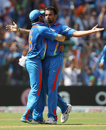 Zaheer Khan celebrates with Virat Kohli after scalping the wicket of Upul Tharanga