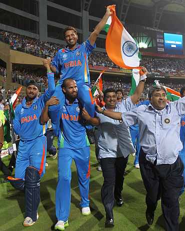 Sachin Tendulkar on the shoulder of teammates after they won the World Cup