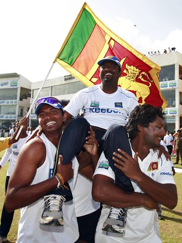 Murali being chaird by teammates after his record haul
