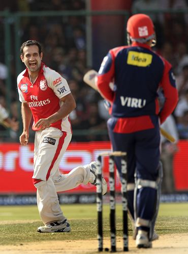 Irfan Pathan bowls to Sehwag during IPL-3