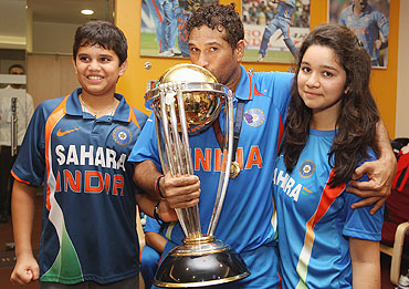Sachin Tendulkar (centre) alongside his son Arjun (left) and daughter Sara (right) with the World Cup Trophy