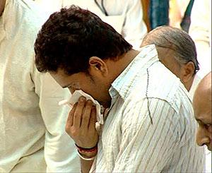 Sachin Tendulkar pays his last respects to Sathya Sai Baba in Puttaparthi