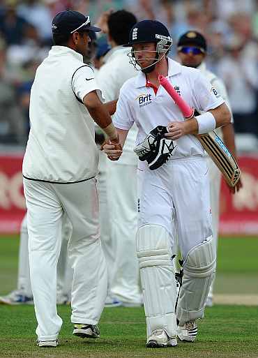 Rahul Dravid shakes hands with Ian Bell