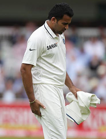 Zaheer Khan leaves the field with a hamstring injury at Lord's