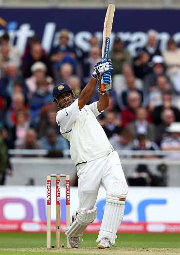 MS Dhoni hits a six off James Anderson