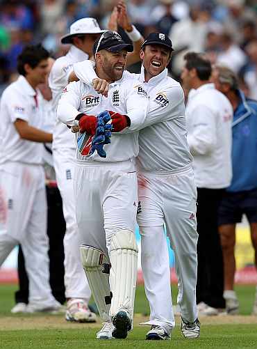 Graeme Swann and Matt Prior celebrates after winning the third Test
