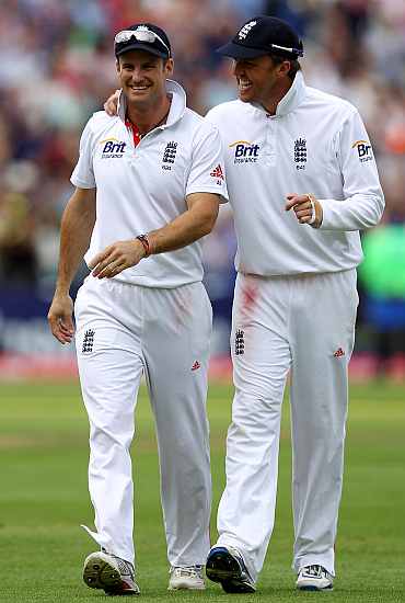 Andrew Strauss and Graeme Swann celebrates after winning the third Test against India