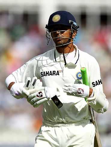 Rahul Dravid walks back to the pavillion after being dismissed