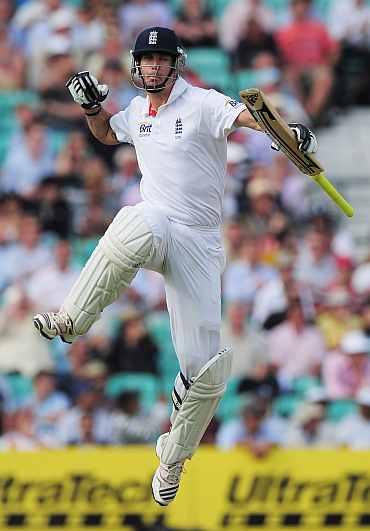 Kevin Pietersen celebrates after getting to 100