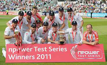 England players celebrate after winning the fourth Test