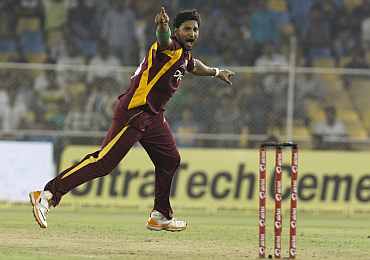 Ravi Rampaul celebrates after picking up the wicket of Abhimanyu Mithun