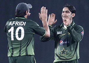 Pakistan's Shahid Afridi (left) congratulates Mohammad Hafeez