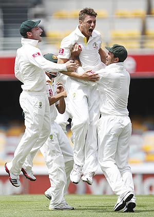 Australia's James Pattinson (centre) celebrates with teammates after dismissing New Zealand's Ross Taylor