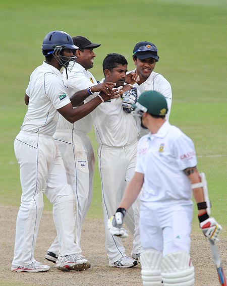 Rangana Herath celebrates with team-mates