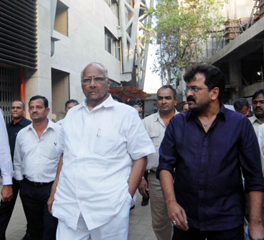 Sharad Pawar inspects the facilities at Wankhede stadium