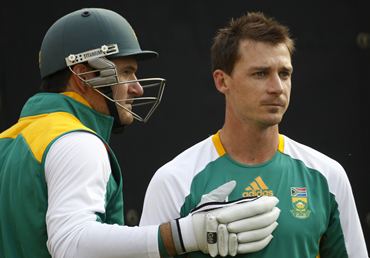Dale Steyn (R) prepares to bowl in the nets