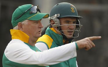 South Africa captain Graeme Smith (R) talks to his team's batting consultant Duncan Fletcher