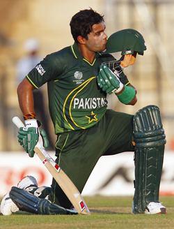 Umar Akmal kisses his cap after getting to 50