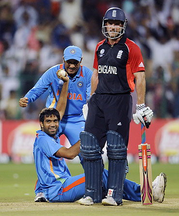 Munaf Patel (left) celebrates after catching England's Kevin Pietersen off his own bowling