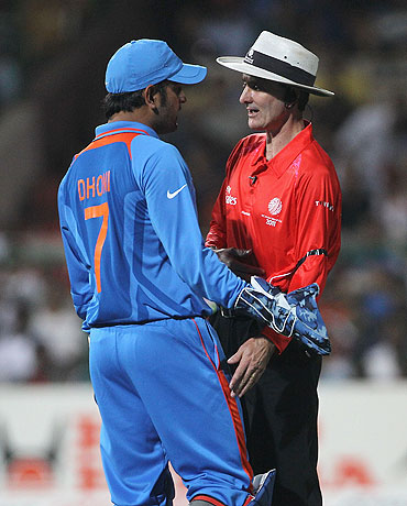 MS Dhoni speaks with Umpire Billy Bowden (right)